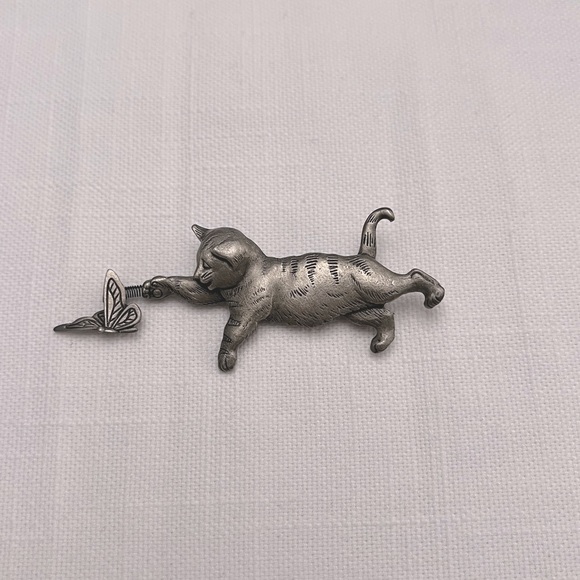 Vintage JJ Jonette Pewter Cat Brooch Pin with Butterfly - Picture 1 of 6